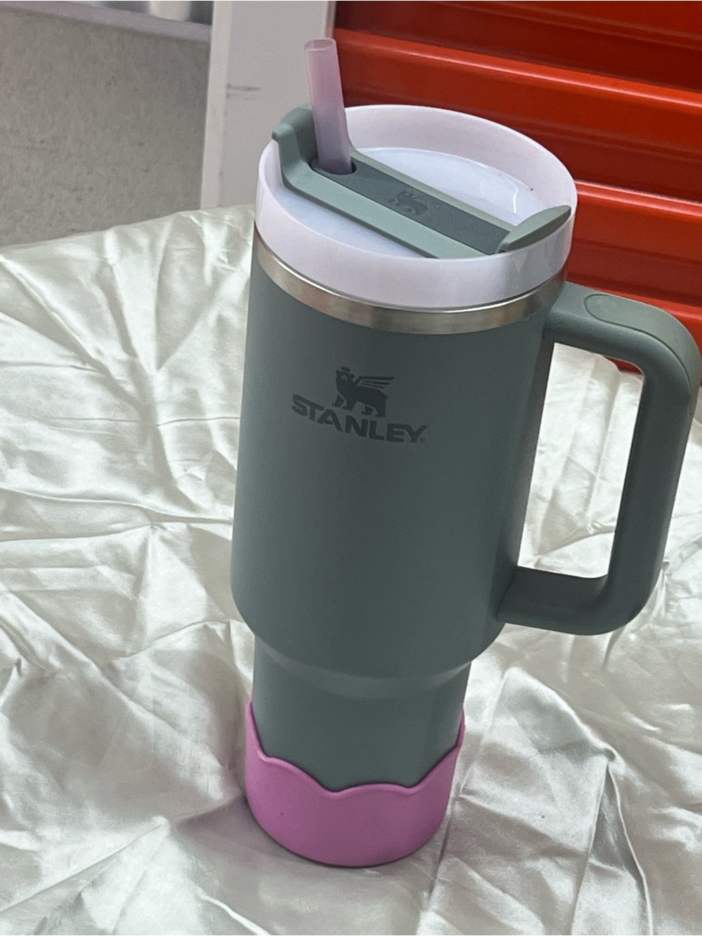 Stanley Quencher H2.0 FlowState Tumbler in a grey shade w/pink silicone boot